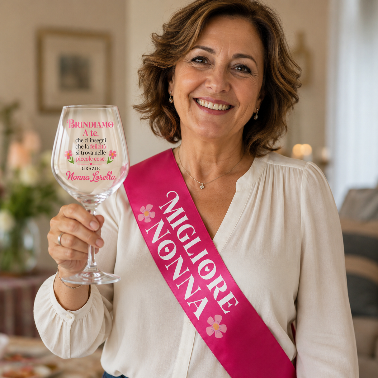 Fascia rosa con fiori e calice da vino con scritta in mano alla donna sorridente