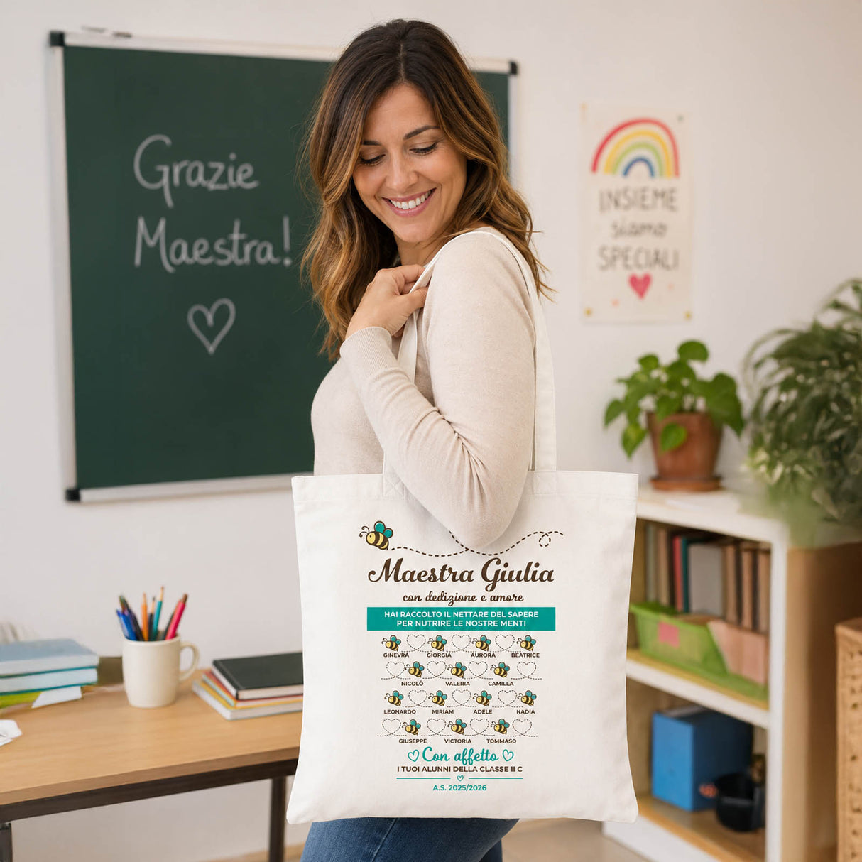 Shopper personalizzata bianca con scritta Maestra Giulia e nomi alunni, manici lunghi
