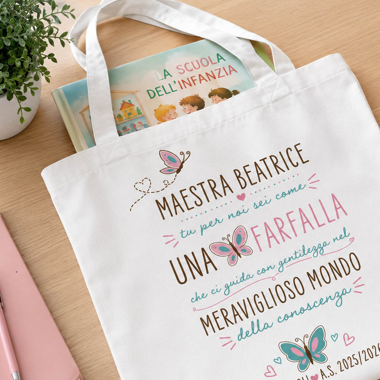 Tote bag bianca con stampa grande «Una Farfalla» e farfalle colorate sul fronte.