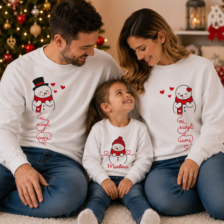 Felpe natalizie bianche famiglia indossate: pupazzo di neve rosso con cuori e testo