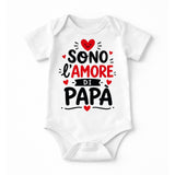 Body neonato bianco con scritta “Sono l’amore di papà” e cuori rossi