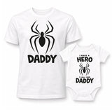 T-shirt bianca e body bimbo con stampa ragno e scritte DADDY e HERO