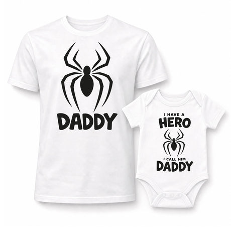 T-shirt bianca e body bimbo con stampa ragno e scritte DADDY e HERO