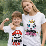 T-shirt coordinate bianche: mamma “Super Mom” e figlio “Super Son” indossate