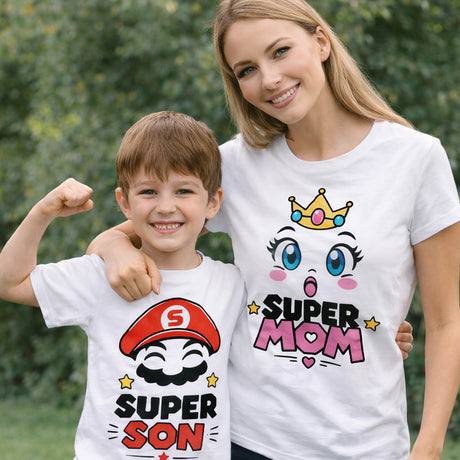 T-shirt coordinate bianche: mamma “Super Mom” e figlio “Super Son” indossate
