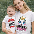 T-shirt bianche coordinate: mamma “Super Mom” e bimbo “Super Son” con stampa colorata