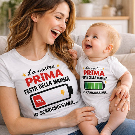 Set coordinato mamma e bimbo: t-shirt e body bianchi con batteria e testo “PRIMA FESTA DELLA MAMMA”