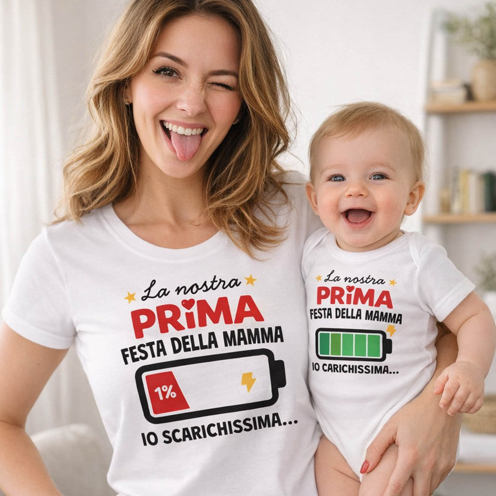 Set coordinato mamma e bimbo: t-shirt e body bianchi con scritta “PRIMA FESTA DELLA MAMMA”
