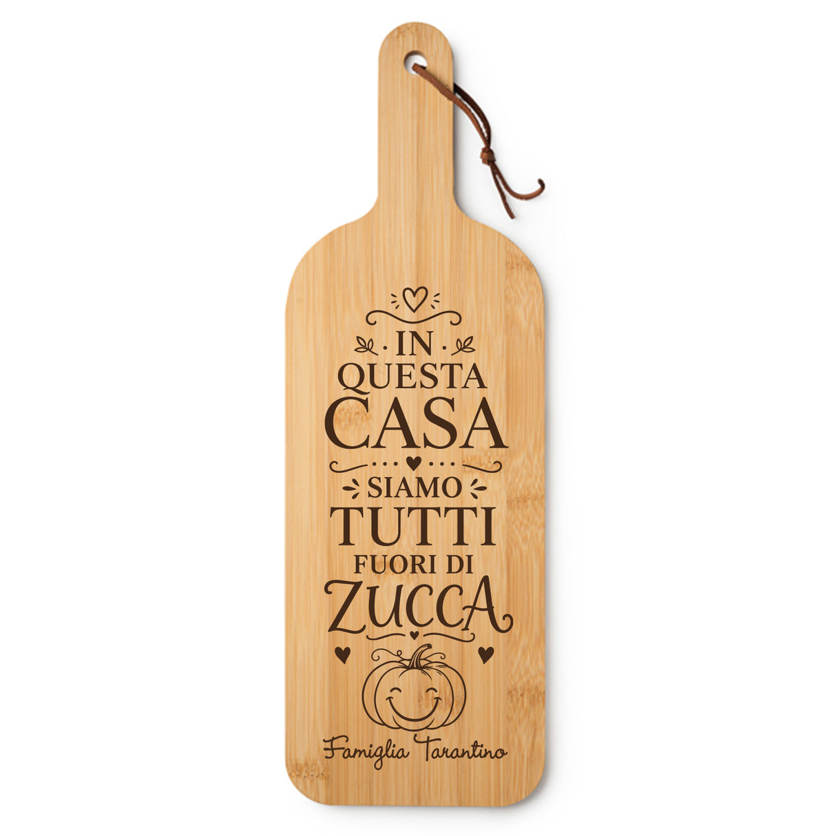 Tagliere di legno sagomato con gancio e scritta “Fuori di Zucca”