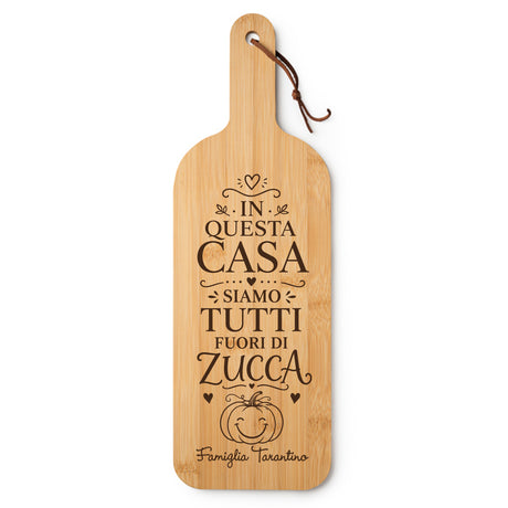 Tagliere di legno sagomato con gancio e scritta “Fuori di Zucca”