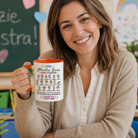 Tazza bianca con manico arancione tenuta in mano, stampa Maestra Luisa e nomi.