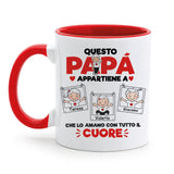 Tazza personalizzata bianca con manico e interno rossi, stampa “Papà appartiene a” con nomi.