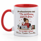 Tazza natalizia bianca con manico e bordo rosso, scritta “Ne parliamo dopo le ferie”.