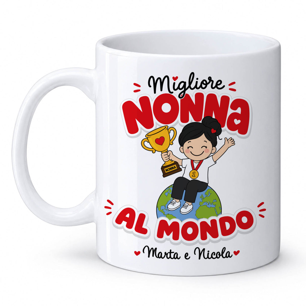 Tazza personalizzata bianca con scritta “Migliore Nonna al Mondo” e “Marta e Nicola”.