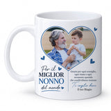Tazza bianca personalizzata con foto di nonno e nipote, cuore blu e dedica.