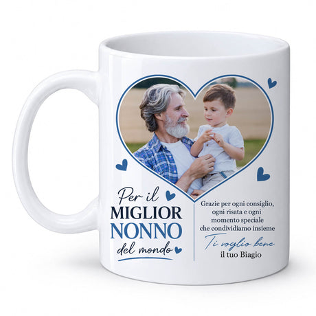 Tazza bianca personalizzata con foto di nonno e nipote, cuore blu e dedica.