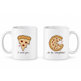 Coppia tazze bianche con grafica pizza a fette e cuori, “I need you...” e “to be complete!”