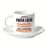 Tazzina da caffè bianca con piattino, “Esperto in Pausa Caffè” “in pensione”