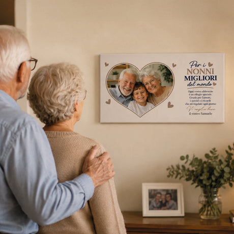 Tela personalizzata appesa al muro con cuore fotografico e scritta 'Nonni migliori del mondo'