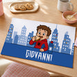 Tovaglietta per merenda con città blu e bambino che mangia, nome Giovanni