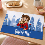 Tovaglietta per merenda con città blu e bambino che mangia, nome Giovanni
