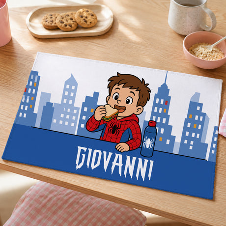 Tovaglietta per merenda con città blu e bambino che mangia, nome Giovanni