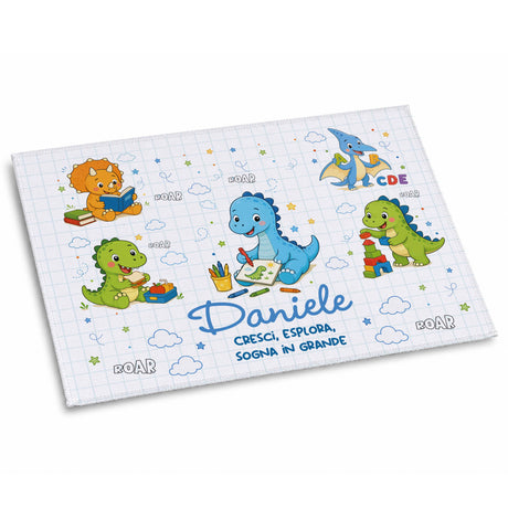 Tovaglietta rettangolare azzurra con dinosauri e nome Daniele, motivo nuvole e stelle