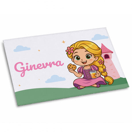 Tovaglietta personalizzata Ginevra con Rapunzel, nuvole e casetta rosa, bordo verde