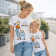 Set di magliette bianche mamma e figlia indossate con stampa “Io & Te verso nuove avventure”