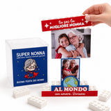 Trofeo mattoncini con foto nonna, fascia rossa “Migliore Nonna”, tenuto in mano