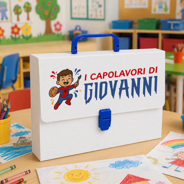 Valigetta bianca porta disegni con maniglia blu e fermaglio blu, nome Giovanni