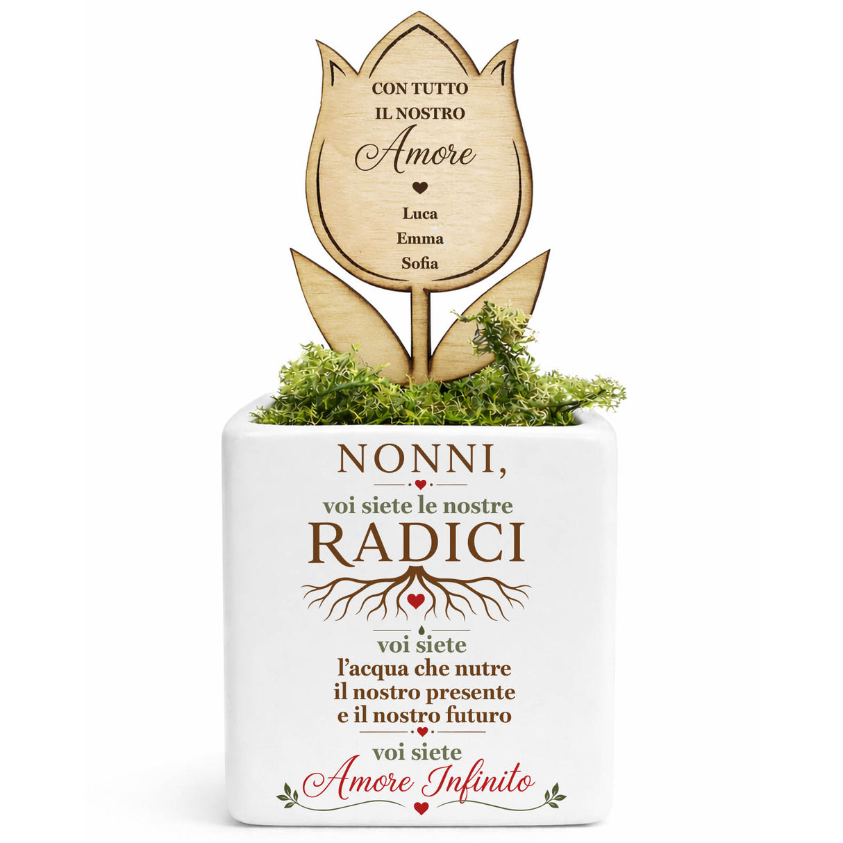 Vaso bianco con fiore in legno inciso e scritta “Nonni, voi siete le nostre radici”.