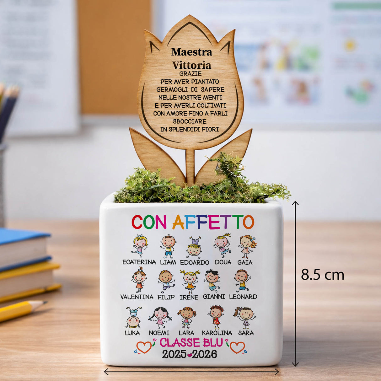Vasetto per maestra con targa dorata, erbetta, scritta «CON AFFETTO» e 8,5 cm