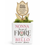 Vaso bianco con fiore in legno inciso e scritta NONNA: Tu sei il fiore più bello