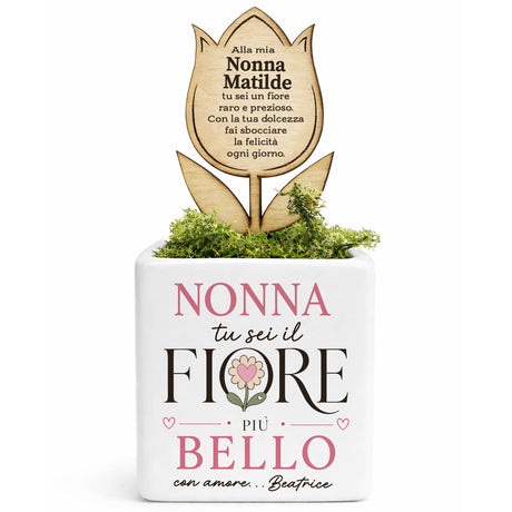 Vaso bianco con fiore in legno inciso e scritta NONNA: Tu sei il fiore più bello