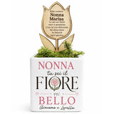 Vaso bianco con fiore in legno inciso (Marisa) e scritta NONNA: Tu sei il fiore più bello