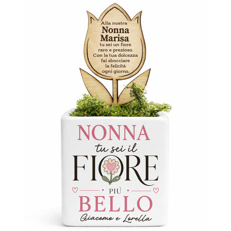 Vaso bianco con fiore in legno inciso (Marisa) e scritta NONNA: Tu sei il fiore più bello