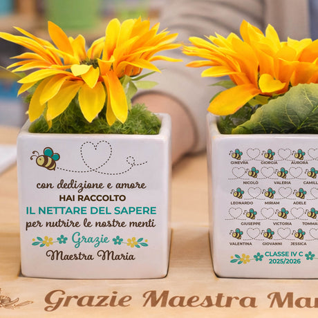 Vasetto bianco con fiori gialli, frase 'con dedizione e amore' e api con cuori