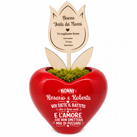 Vasetto a cuore rosso lucido con muschio verde e topper Festa dei Nonni