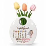 Vaso borsetta in ceramica bianca con tulipani, scritta “Il giardino di Nonna Giovanna”.