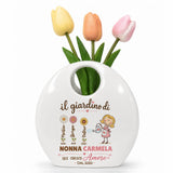 Vaso borsetta in ceramica bianca con tulipani, scritta “Il giardino di Nonna Carolina”.