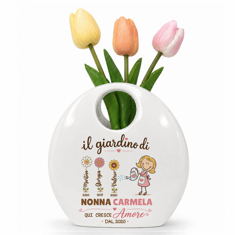 Vaso borsetta in ceramica bianca con tulipani, scritta “Il giardino di Nonna Carolina”.